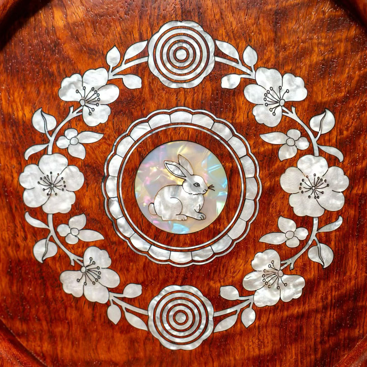 Rabbit and floral decoration on a wooden tray